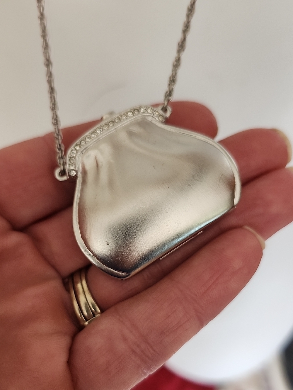 Vtg Estee Lauder Silver Tone Purse Pendant Necklace Solid Perfume Compact - Picture 4 of 16